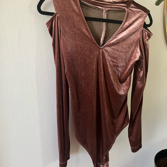 Harlowe & Graham Tops - Bodysuit in crushed velvet- dark pink champagne in color
